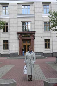 Ирина Ус (Глазкова) на фоне старого здания факультета ВМК