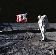 Американский астронавт на Луне недалеко от спускаемого модуля
